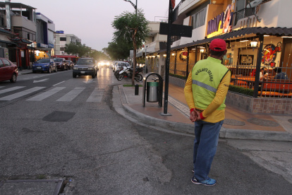 Los "vigilantes seguro" Son guardianes que se encargan de custodiar los carros de los comensales que llegan a los restaurantes ubicados en la avenida Miraflores. Ellos visten chalecos verdes como distintivo.