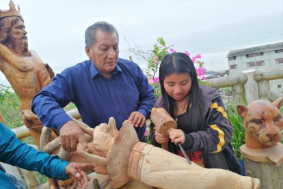 Silvino Tomalá lleva 34 de sus 62 años de vida esculpiendo la madera / Joffre Lino