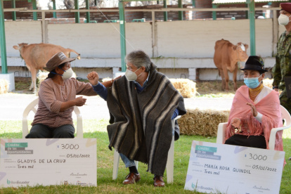 Guillermo Lasso entregó cheques simbólicos de créditos al 1 % y a 30 años plazos en Latacunga.