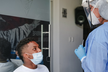 Djorkaeff Reasco se somete a la prueba médica en el estadio Rodrigo Paz, previo a los trabajos de la pretemporada en Pomasqui