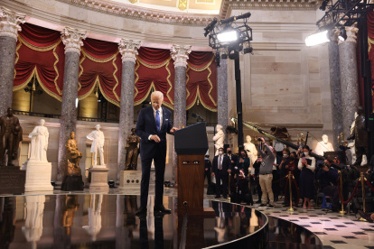 El presidente Joe Biden leaves the podium after delivering remarks on the one-year anniversary of the January 6th insurrection at the Statuary Hall of the US Capitol in Washington, DC, USA, 06 January 2022. On 06 January 2021, then-incumbent US vice president Pence was due to certify the Electoral College votes before Congress, the last step in the process before President-elect Biden was to be sworn in. In the morning, pro-Trump protesters had gathered for the so-called Save America March. Soon after Trump finished his speech at the Ellipse, the crowd marched to the Capitol, breaching the premises for the first time in more than 200 years. (Atentado, Protestas, Estados Unidos) EFE/EPA/JIM LO SCALZO / POOL