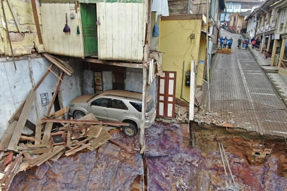 Afectados. Al menos cuatro casas colapsaron por el hundimiento en Zaruma.