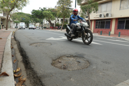 Panorama. Así permanecen algunas cubiertas en las calles de Urdesa.