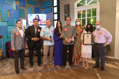 Rafael Cuesta le entregó una placa. Ellos junto a Jorge Rendón