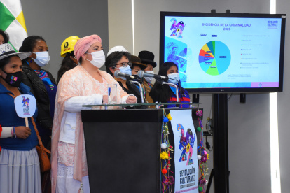 La ministra boliviana de la Presidencia, María Nela Prada, en compañía de ministras de Estado y dirigentes de organizaciones sociales, declara a la prensa sobre la "Revolución Cultural para la Despatriarcalización 2022", hoy, en La Paz (Bolivia). Bolivia declaró este 2022 como el Año de la Revolución Cultural para la Despatriarcalización a fin de establecer actividades dedicadas a luchar contra la persistente violencia doméstica y principalmente contra los feminicidios, que desde 2015 superan el centenar de casos anuales. EFE/ Stringer