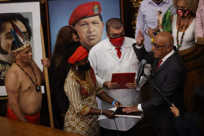 El presidente de la Asamblea Nacional, Jorge Rodríguez (d), participa en una ceremonia simbólica en la cual juramenta su cargo ante el pueblo durante una sesión en la Asamblea Nacional hoy, en Caracas (Venezuela). EFE/ Miguel Gutiérrez