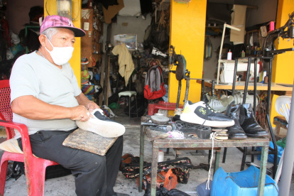 Luis Perero ganó fama haciendo calzados. Ahora solo remienda ante el bajón de pedidos para crearlos./ Joffre Lino