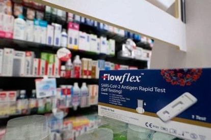 Vista de los test de autodiagnóstico de la covid-19 que se venden sin receta en una farmacia de Valladolid, España, en julio de 2021.