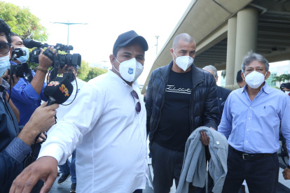 David Trezeguet (c), a su arribo al Puerto Principal.