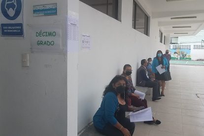 Un grupo de maestros que aspiran a ser directivos de unidades educativas y colegios espera su turno para rendir las pruebas de aptitudes, el 14 de diciembre de 2021.