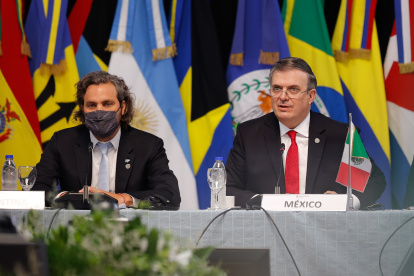 El canciller mexicano, Macelo Ebrard (d), y su homólogo argentino, Santiago Cafiero (i), participan en la Cumbre de la Celac, hoy, en Buenos Aires (Argentina). Los ministros de Relaciones Exteriores y jefes de delegación de los países que integran la Comunidad de Estados Latinoamericanos y Caribeños (Celac) iniciaron este viernes en Buenos Aires una reunión en la que Argentina busca ser elegida para ejercer este año la presidencia pro tempore del grupo. EFE/ Juan Ignacio Roncoroni