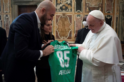 El pide dice que no hay que tener miedo de elegir la vía de la adopción. / EFE