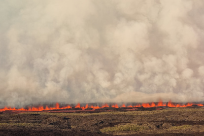 Fotografía cedida por el Parque Nacional Galápagos que muestra el fuego que avanza tras la erupción del volcán Wolf, en la isla Isablea de Galápagos (Ecuador). El volcán Wolf, situado en el archipiélago ecuatoriano de Galápagos, y donde habitan las iguanas rosadas, únicas en el mundo, inició un nuevo proceso de erupción, informó esta madrugada la Dirección del Parque Nacional Galápagos. EFE/ Parque Nacional Galápagos SÓLO USO EDITORIAL/SÓLO DISPONIBLE PARA ILUSTRAR LA NOTICIA QUE ACOMPAÑA (CRÉDITO OBLIGATORIO)