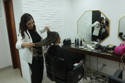 Mileidy procura realzar la belleza de sus clientas a través de un tinte personalizado.