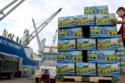 CAJAS DE BANANO PARA EXPORTACIÓN | BUQUE O BARCO DE CARGA EN MUELLE DE PUERTO MARÍTIMO |