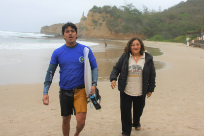Juan Pablo Yánez, surfista ecuatoriano, junto a su madre Patricia Guerrero, quien lo acompaña en todas sus competencias.