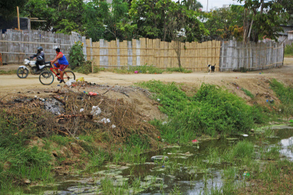 La cantidad de maleza que hay en los canales origina que estos se tapen y provoque inundaciones.