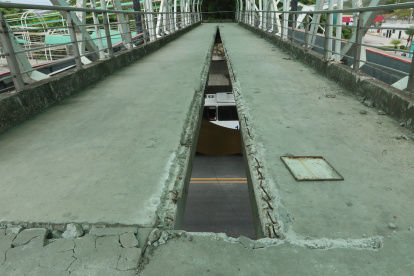 Rotura. Este es el estado actual de la obra, ubicada en el kilómetro 24 de la vía a la costa. Como se observa en la imagen, el área para caminar se ha partido en dos pedazos.