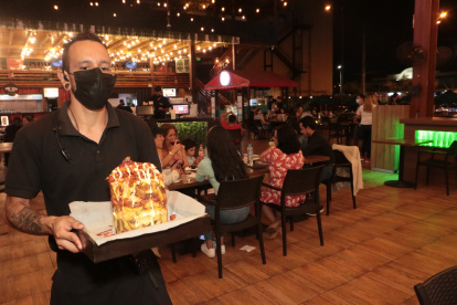 Papa. Una torre de un kilo de papa es llevada por el mesero de French Fries, local que atiende desde las 14:00 hasta la 01:00 en Food Garden.