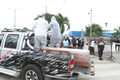 Julio de 2020. Familiares de víctimas de COVID-19 llegan a la morgue a retirar cuerpos identificados.