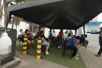 CIUDADANOS ESPERAN SU TURNO PARA REALIZARSE UNA PRUEBA DE PCR, EN UN LABORATORIO PRIVADO DE LA CIUDAD, EL 7 DE ENERO DEL 2022 .