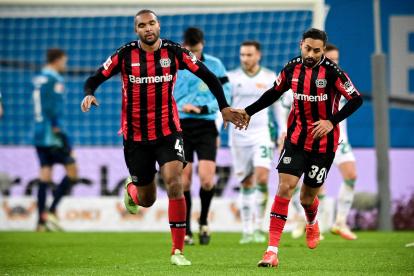 Jonathan Tah (izquierda) celebra con su compañero Karim Bellarabi el empate conseguido a seis minutos del final.