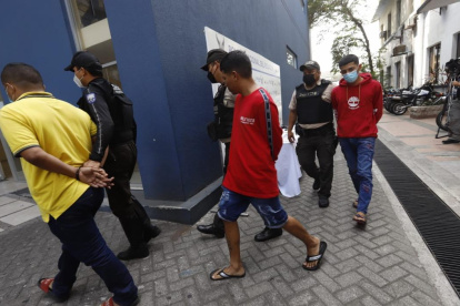 personas fueron detenidas por el asesinato de un hombre en el parqueadero de un centro comercial de Guayaquil.
