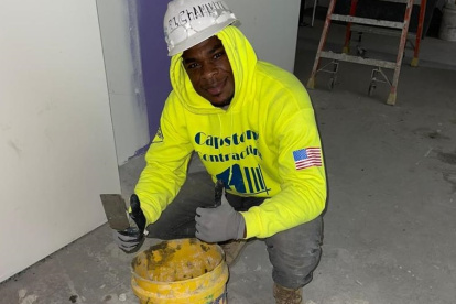 Koob Hurtado trabaja en la construcción en los Estados Unidos. Allá aprendió todo lo necesario para esta actividad