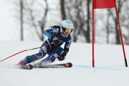 Sarah Escobar, deportista ecuatoriana, muestra su destreza en la nieve.