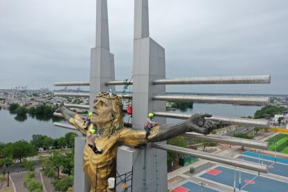 Hecho. Ya en lo alto, tres líneas de vida o de seguridad sujetan a cada uno de los trabajadores.