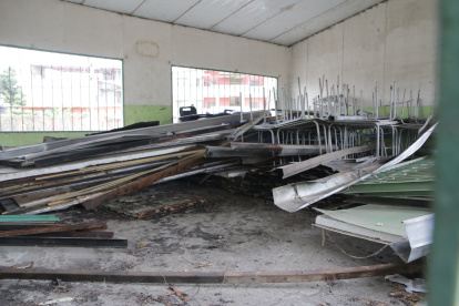 Deterioro. Las piezas del mobiliario de varios planteles educativas fiscales están arrumadas y en mal estado.