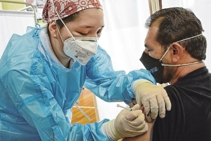 En población menor a los 50 años de edad, la tercera dosis se está aplicando seis meses después de la segunda vacuna.