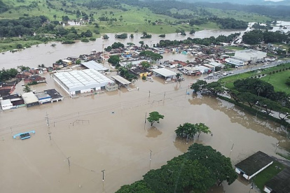 Se han registrado al menos seis fallecidos y cerca de 17.000 evacuados de sus casas.