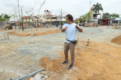 Guía. Álvaro Fernández, residente de Entre Ríos y skater desde hace más de una década, da las directrices a los trabajadores de la pista.