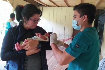 Diagnóstico. Un médico revisa a un menor de edad en un poblado alejado.