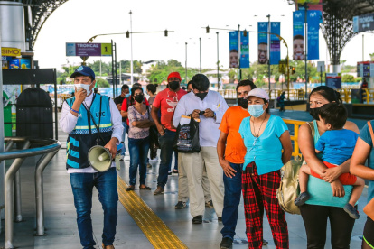 Las paradas de la Metrovía, reciben miles de usuarios diariamente