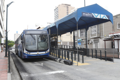 Carné. El Cabildo analiza pedir el certificado de vacunación también el los paraderos de los buses urbanos.