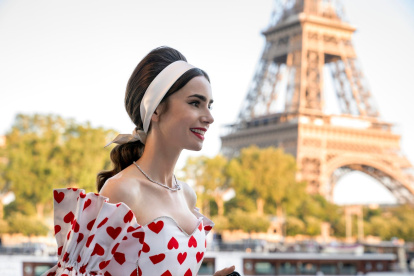 Imagen de Lilly Collins en la serie "Emily in Paris".