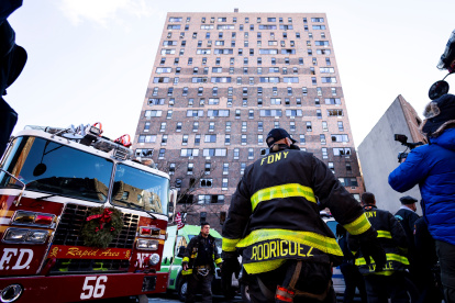 Bomberos de Nueva York frente al edificio de apartamentos en East 181st Street que fue escenario del incendio en el barrio del Bronx