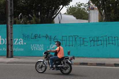 Proyecto cultural municipal "Letras Vivas" es víctima del vandalismo urbano a traves de los graffittis Agencia (ag-extra)