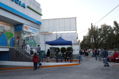 Ciudadanos acuden a una farmacia para practicarse una prueba de detección de coronavirus, en la Ciudad de México
