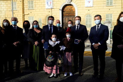 El presidente de Francia, Emmanuel Macron, y el ministro del Interior Gerald Darmanin, right, are welcomed by Nice Mayor Christian Estrosi, center left, at the Saint Roch hospital, in Nice, southern France, 10 January 2022. Macron traveled to the French Mediterranean coast on the day to talk about internal security, making a pit stop in the city where an extremist drove a cargo truck into Bastille Day crowds in 2016, killing 86 people and injuring hundreds more. (Francia, Niza) EFE/EPA/DANIEL COLE / POOL MAXPPP OUT