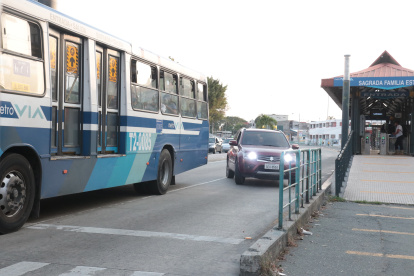 Estación. En la parada de la Metrovía de la Sagrada Familia, en el sur, los vehículos no solo invaden el carril, sino que rebasan en este.