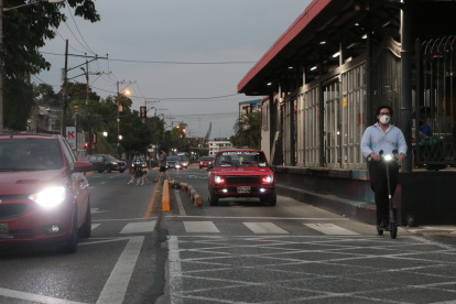 Infracción. Vehículos de todo tipo, además de ciclistas y conductores en scooters invaden y recorren el carril, sin inmutarse. Lo hacen a cualquier hora.