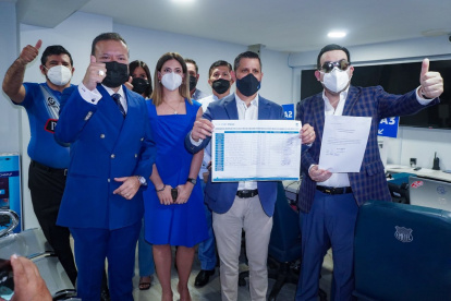 Carlos Luis Torres (c), precandidato a la presidencia azul, en las oficinas del club.