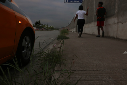 El terror de La Aurora. Según los moradores, esta calle se ha convertido en el terror de las personas ante la cantidad de los incidentes que se dan, pero nadie los registra. Los peatones solo la recorren hasta las 18:00.