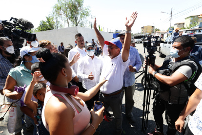 El candidato opositor a la Gobernación de Barinas, Sergio Garrido (c), saluda a simpatizantes tras su triunfo, en Barinas. EFE/ Rayner Peña