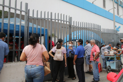 Situación. Los clientes de CNT que ayer se acercaron a una de las oficinas para hacer varios tipos de reclamos.