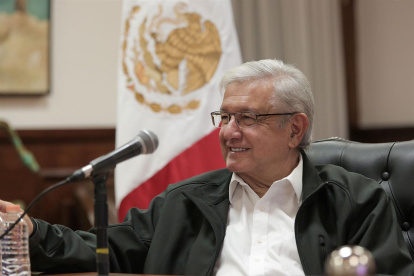 Fotografía cedida hoy por la Presidencia de México que muestra al mandatario Andrés Manuel López Obrador durante una reunión de trabajo en Palacio Nacional, en la Ciudad de México (México).