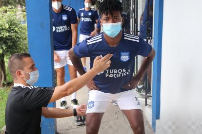 Jackson Rodríguez juega de lateral izquierdo; los azules buscan un foráneo en ese lugar.